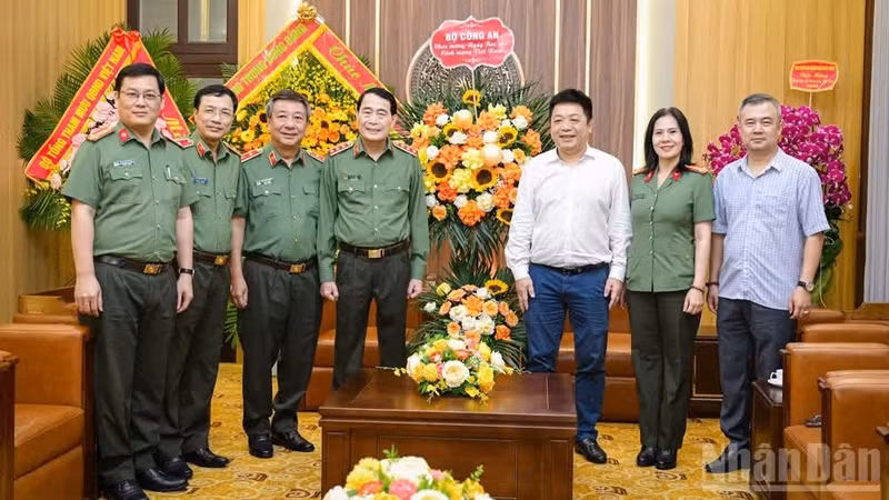 越南《人民报》社党委副书记、副总编辑桂廷原会见由越共中央委员、中央公安机关党委副书记、公安部副部长黎国雄上将率领的公安部代表团。