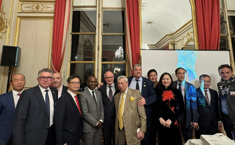 各位代表合影。（图片来源：baoquocte.vn）