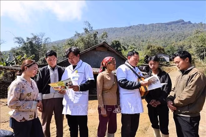 医生与村寨医务人员向少数民族同胞宣传生殖健康知识。（图片来源：越通社）