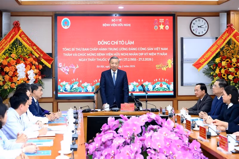 苏林总书记看望河内友谊医院并向该院干部、医生和医务人员致以节日祝贺。（登科 摄）