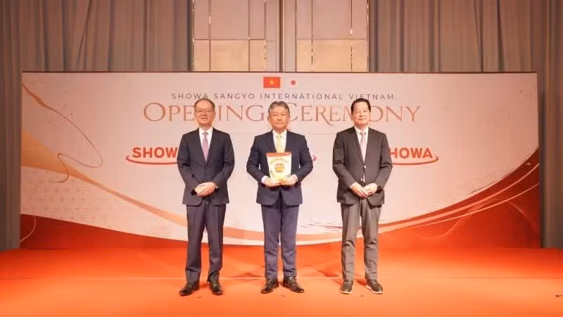 Showa Sangyo国际越南有限责任公司领导介绍在越南生产的天妇罗粉产品。