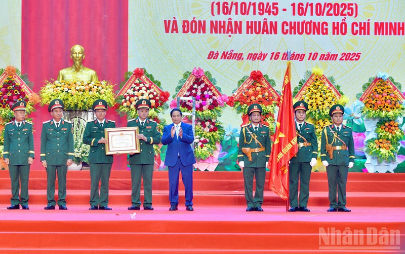 政府总理范明正向第五军区武装力量授予胡志明勋章