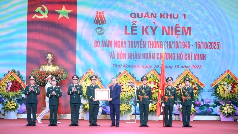 苏林总书记向第一军区武装力量授予胡志明勋章。（登科 摄）