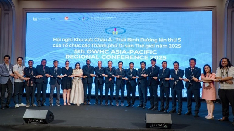 出席世界遗产城市组织（OWHC）亚太地区第五次会议的各位代表合影。