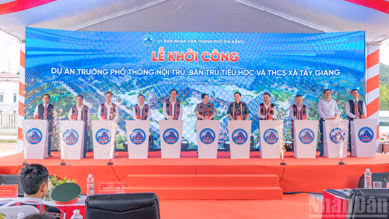 范明正总理出席岘港市边境乡西江九年一贯制寄宿和半寄宿学校项目开工仪式。（松林 摄）