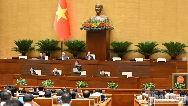 8月8日上午，与会代表在会场就关于修改、补充9部军事、国防领域法律若干条款的法律草案进行讨论。（维灵 摄）
