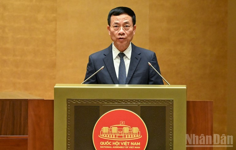 越南科学与技术部部长阮孟雄在会上作出《人工智能法》草案的说明、吸收与修订报告。（维灵 摄）