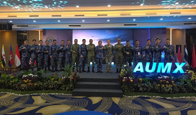 越南代表团与印尼和美国代表合影。（图片来源：越通社）