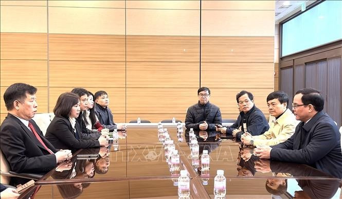 越南劳动总联合会代表团访问越南驻韩国大使馆。（图片来源：越通社）