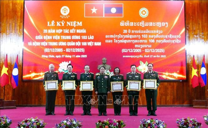 老挝国防部副部长、老挝人民军总政治局主任冯松•英潘平上将向越南108中央军队医院的个人授予老挝国家的劳动勋章。（图片来源：越通社）