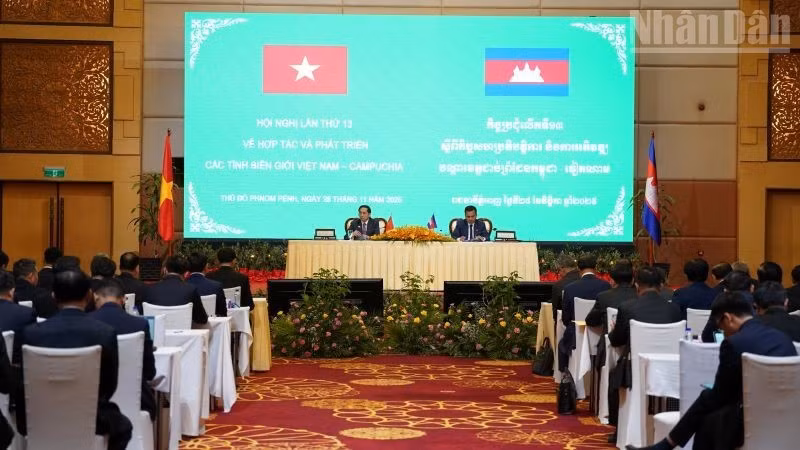 越南与柬埔寨第13届边境省份合作与发展会议在首都金边举行。