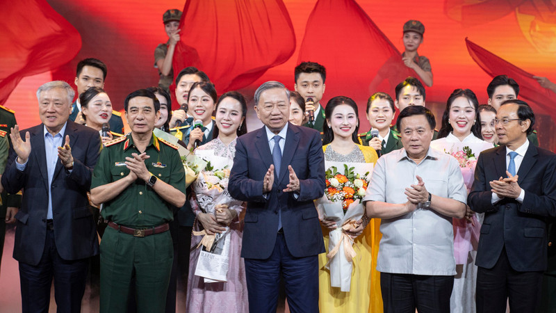 越共中央总书记苏林与党和国家领导人一同出席文艺交流晚会。（山松 摄）