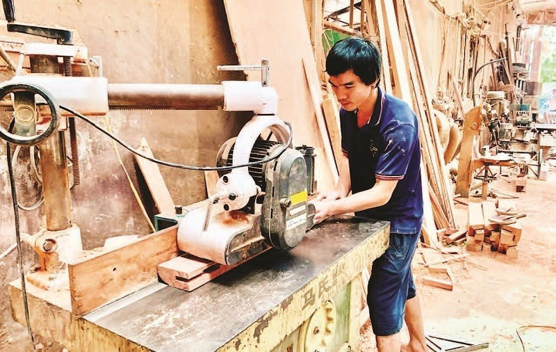 瑞麟木工传统手工艺村不少生产厂引进先进设备和高新技术，有效提升生产效率。