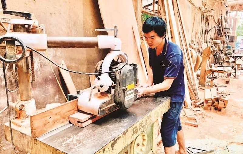 瑞麟木工传统手工艺村不少生产厂引进先进设备和高新技术，有效提升生产效率。