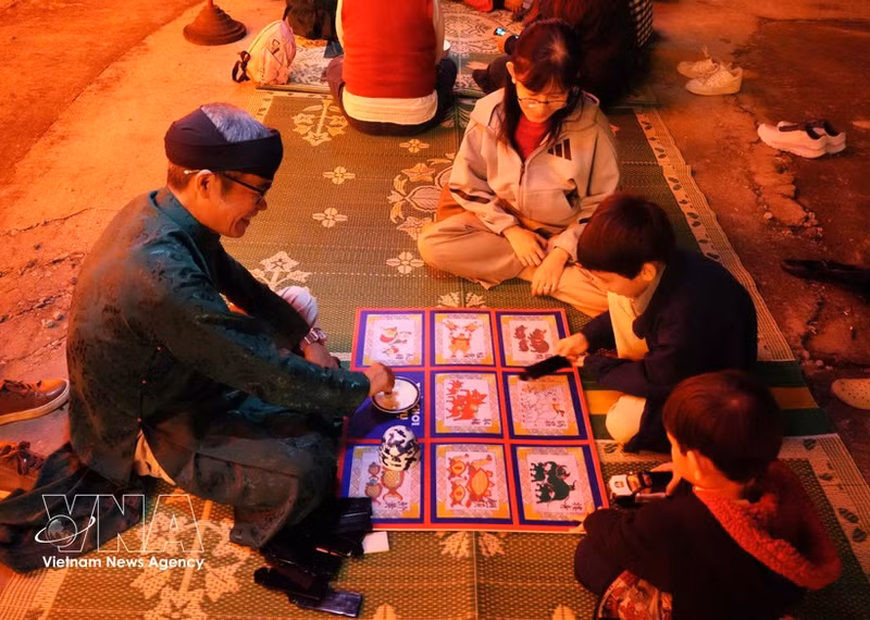 活动期间的民间游戏。（图片来源：越通社）