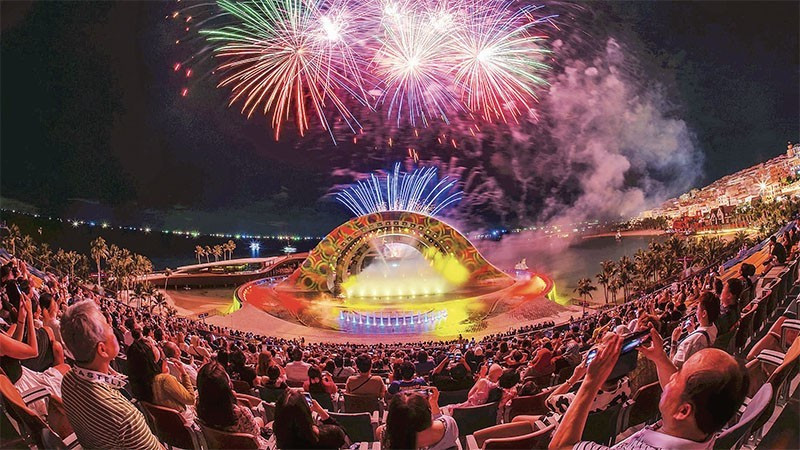 游客在富国岛南部旅游区欣赏烟花表演。