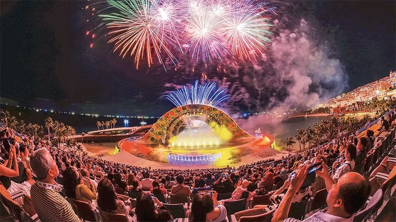 游客在富国岛南部旅游区欣赏烟花表演。