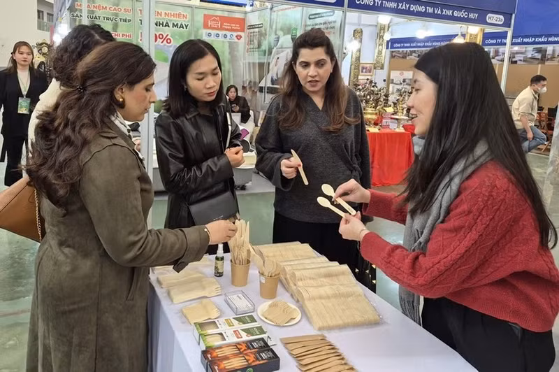 许多国外客商对绿色产品感兴趣。（图片来源： 越通社）