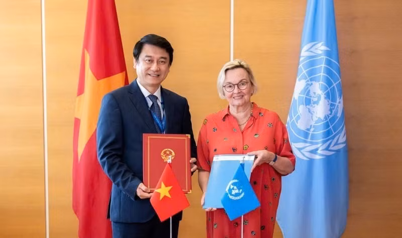 2025年7月，越南外交部副部长黎英俊与UNCITRAL秘书长安娜·茹班-布雷特共同签署《越南外交部与联合国国际贸易法委员会2025-2031年合作谅解备忘录》。（图片来源：越通社）