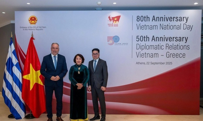 越南驻希腊大使范氏秋香与希腊发展部副部长斯塔夫罗斯卡拉法蒂斯（Stavros Kalafatis）。（图片来源：越通社）