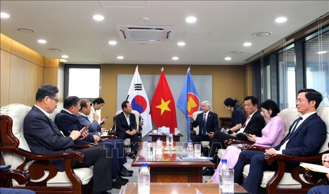 杜文战同志和越南工作代表团会见韩国庆尚北道奉化郡领导及李氏家族代表。（图片来源：越通社）