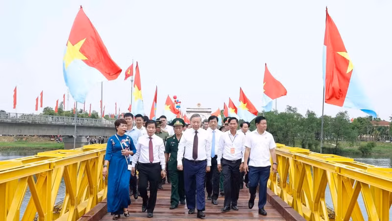 越共中央总书记、国家主席苏林和各位代表在历史性的贤良桥上步行。
