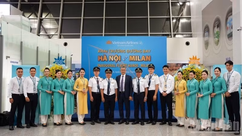 河内市至米兰直达航班首航的机组人员合影。