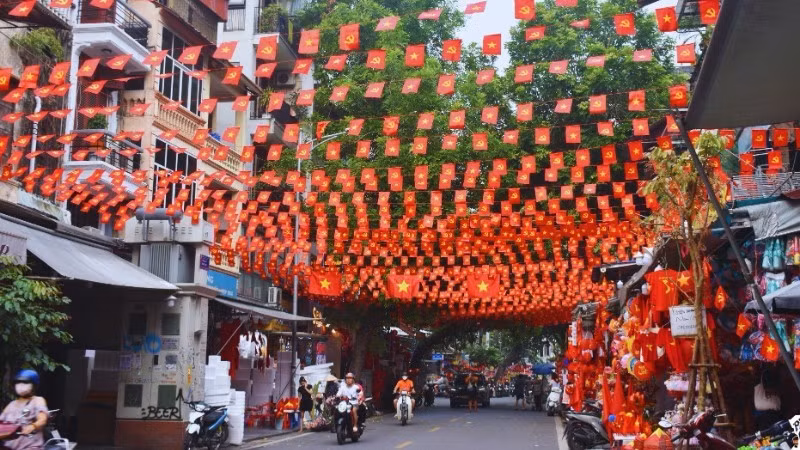 河内首都大街小巷张灯结彩，庆祝八月革命胜利和九·二国庆80周年。