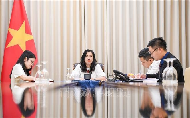 越南外交部副部长黎氏秋姮同吉尔吉斯斯坦外交部副部长阿巴基罗夫通电话。（图片来源：越通社）