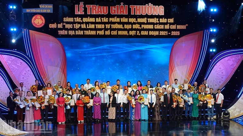 各位代表与获奖作者、集体和个人合影留念。（玲宝 摄）