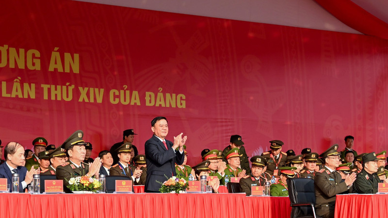 越共中央政治局委员、中央书记处常务书记、越共十四大服务组织小组组长陈锦秀出席活动。（维灵 摄）