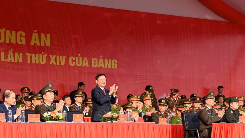 越共中央政治局委员、中央书记处常务书记、越共十四大服务组织小组组长陈锦秀出席活动。（维灵 摄）