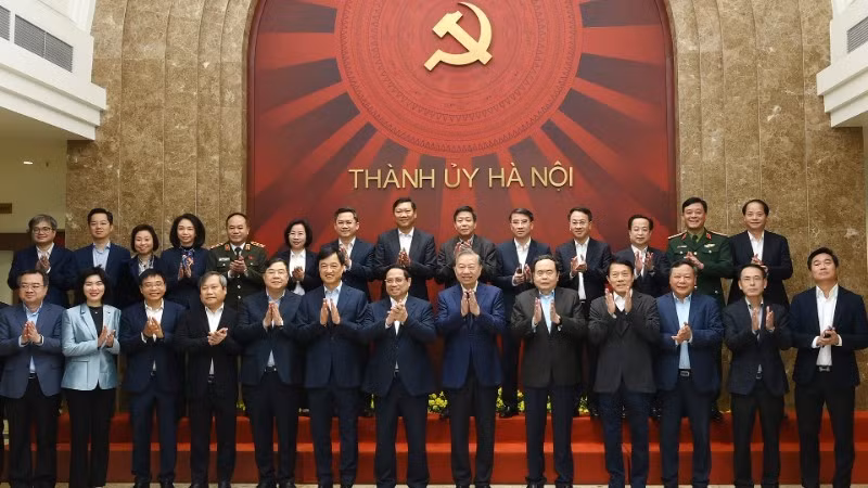 苏林总书记与党和国家领导人以及各位代表合影。（登科 摄）