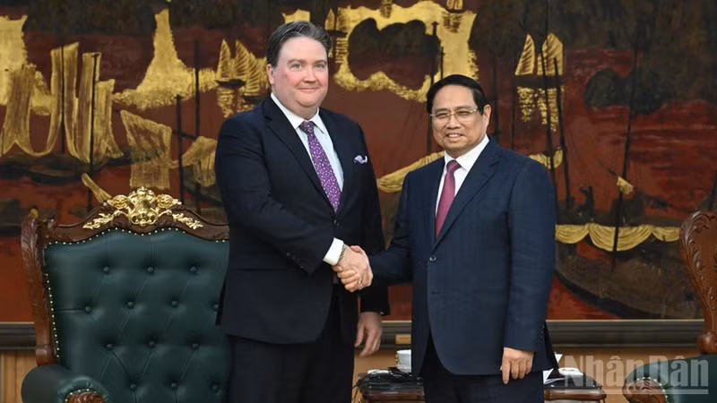 范明正总理会见前来辞行拜会的美国驻越南大使马克·纳珀。（陈海 摄）