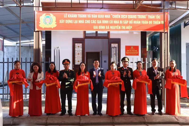 1月10日上午，顺化市人民委员会举行“光忠战役”房屋竣工和交付仪式。（图片来源：越通社）