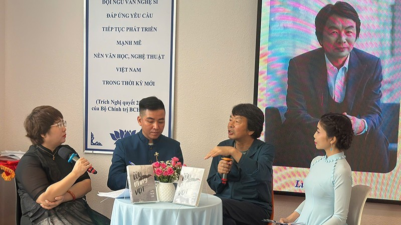 刘震云作家(右二)与胡志明市的作家、诗人与进行交流。(秋香 摄)