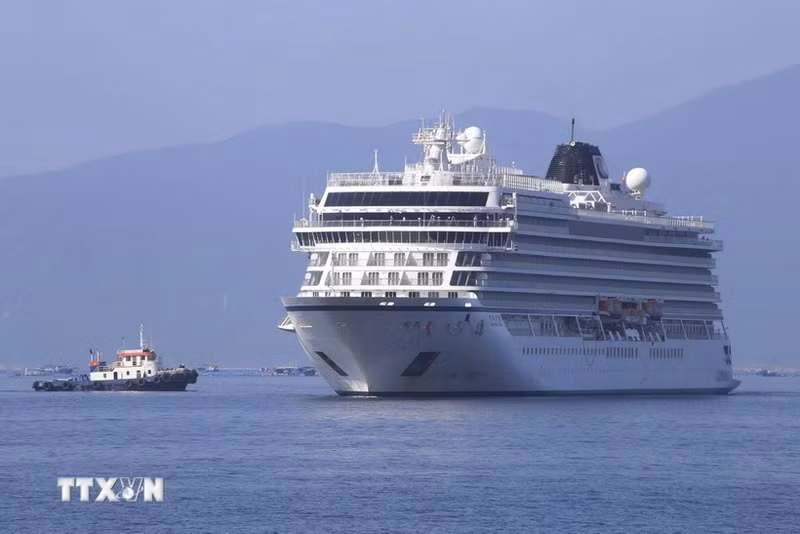 国际邮轮进入金兰湾。（图片来源：越通社）