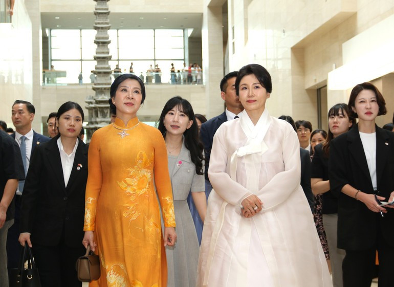 越共中央总书记苏林夫人吴芳璃和韩国总统夫人金惠景一同参观韩国国立中央博物馆。（图片来源：越通社）