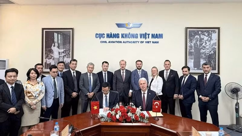越南航空局局长翁越勇和土耳其民航总局局长凯马尔于克塞克（Kemal Yüksek）签署合作谅解备忘录。（图片来源：越南航空局）