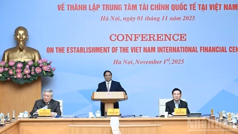 越南政府总理范明正在政府总部主持召开会议。（陈海 摄）