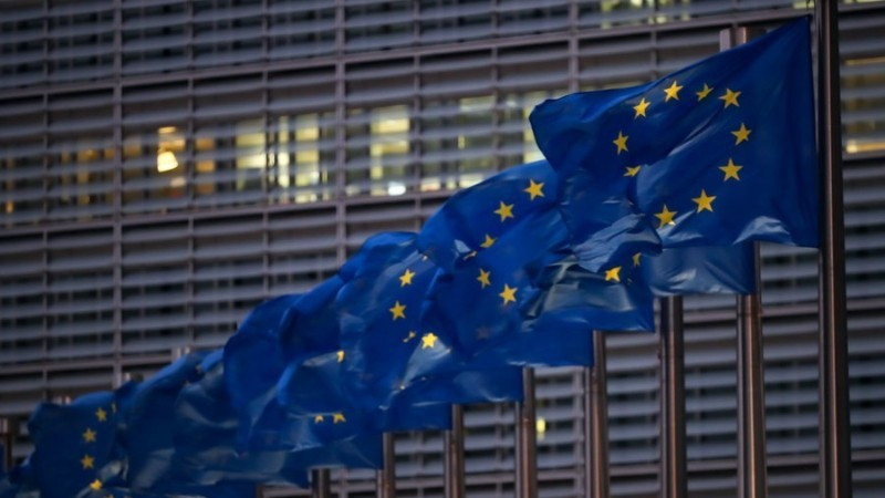 欧盟旗帜在位于比利时首都布鲁塞尔的欧洲委员会总部外飘扬。（图片来源：新华社）