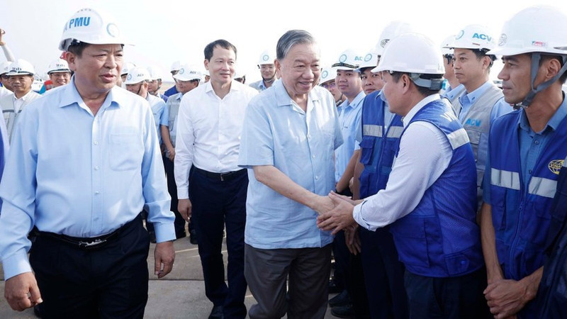 苏林总书记看望和鼓励在龙城国际机场建设项目工作的干部职工和劳动者。（图片来源：越通社）