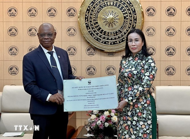 岘港市人民委员会副主席阮氏英诗与世界自然基金会（WWF）国家办事处主任马丁·卡巴鲁阿帕·卡平加。（图片来源：越通社）