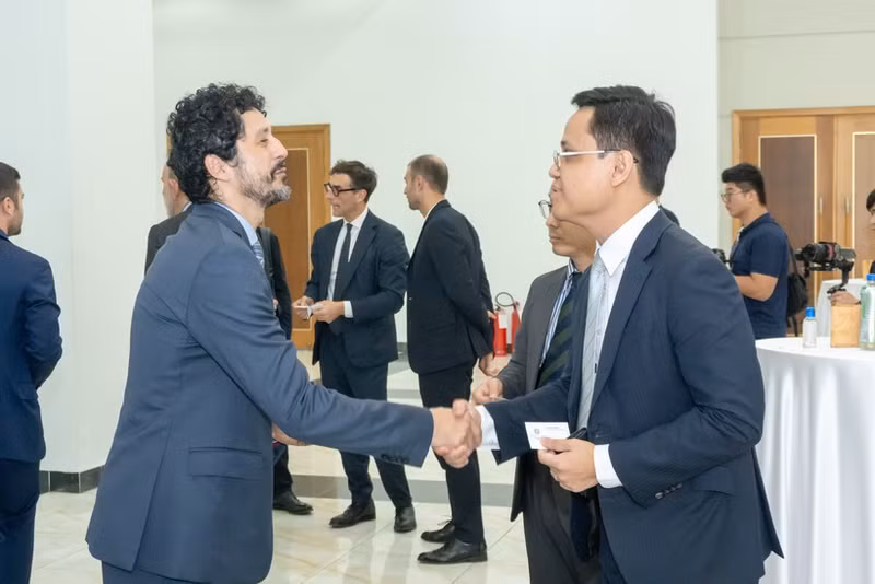 越南和意大利企业代表在论坛上进行交流。（图片来源：越通社）