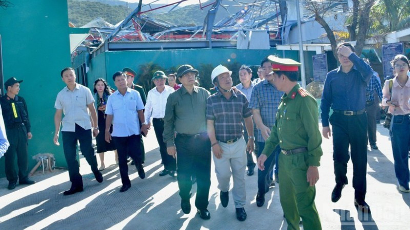 越南政府总理范明正莅临调研仁会经济区的灾后重建工作。（青江 摄）