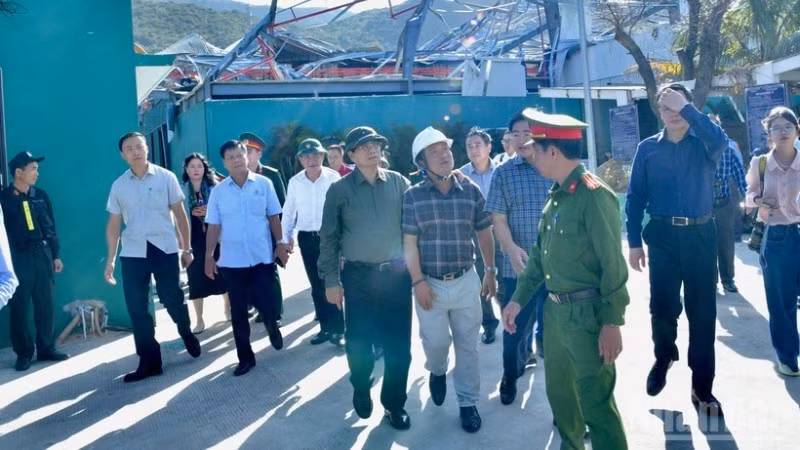 越南政府总理范明正莅临调研仁会经济区的灾后重建工作。（青江 摄）