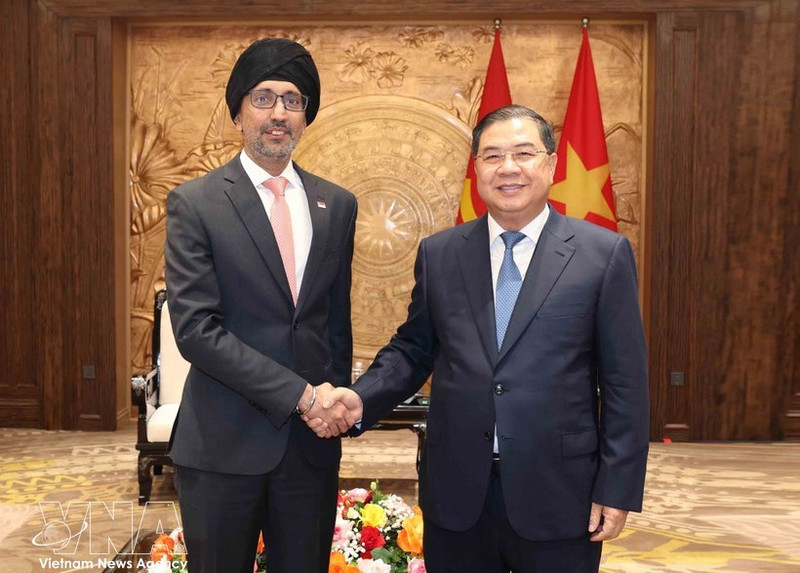 越共中央政治局委员、中央书记处书记、中央办公厅主任范嘉足会见新加坡驻越大使拉杰帕尔·辛格。（图片来源：越通社）