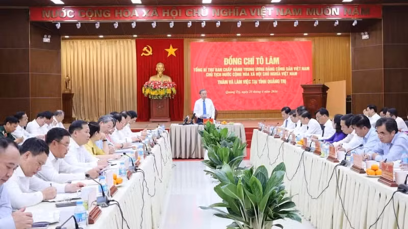 越共中央总书记、国家主席苏林与广治省委常委会举行工作会议。