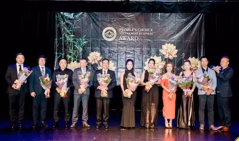 越南-加拿大企业家协会主席Ken Chau向组委会成员赠送鲜花。（组委会供图）