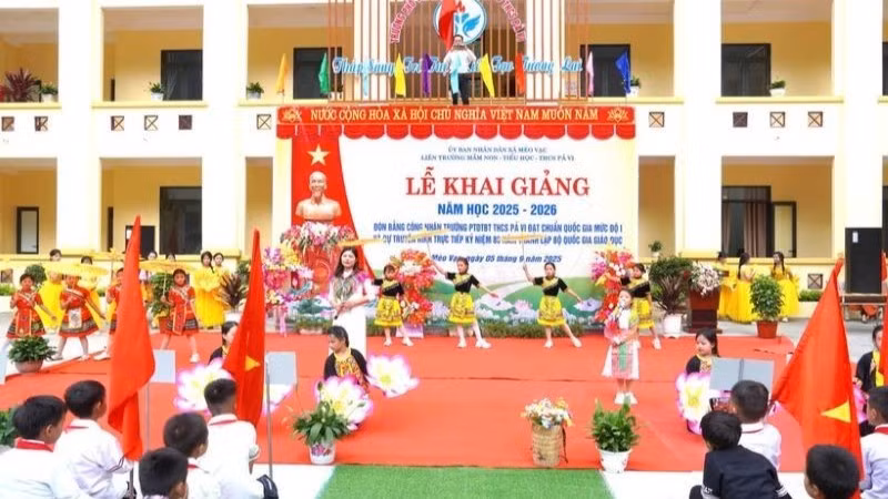 宣光边境山区喜迎新学年开学日。